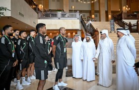 حمد بن خليفة يزور بعثة منتخبنا الوطني في الدوحة