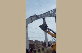 رافعة تنقذ رجلًا عالقًا فوق جسر علوي في الهند 