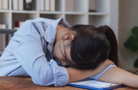 الجودة تتناسب مع الراتب.. موظفة تأخذ قيلولة