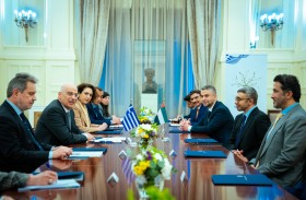 عبدالله بن زايد ووزير خارجية اليونان يبحثان علاقات الصداقة والشراكة الاستراتيجية