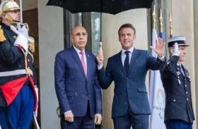 ماكرون يمسك المظلة للرئيس الموريتاني.. ما دلالة اللقطة؟