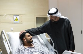 رئيس الدولة يزور عدداً من المصابين الذين يتلقون العلاج في المستشفى