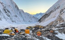نيبال تلزم متسلقي جبال إيفرست بإعادة نفاياتهم