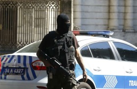 تصطحب طفلتها في عملية سرقة 