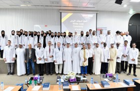 جامعة الإمارات تنظم فعالية (المعطف الأبيض) للترحيب بطلبة الطب البيطري الجدد