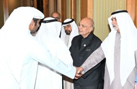 نهيان بن مبارك يعزي الدكتور جورج ماثيو في وفاة زوجته في العين