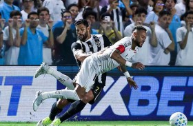 هالك يسقط نيمار بقوة في مباراة سانتوس وأتلتيكو مينيرو 