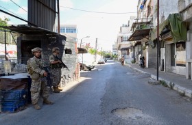 «عين الحلوة» في لبنان يرفض نزع السلاح ويهدد بصراع