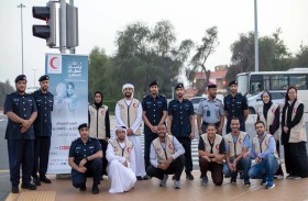 جمارك أبوظبي تدعم توزيع وجبات الإفطار على مرتادي الطريق في أبوظبي والعين