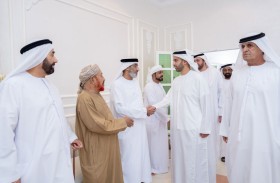 محمد بن سعود يقدم واجب العزاء في وفاة شيخة هلال عبيد الخاطري
