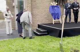 بعد التتويج.. تشارلز  يساعد سيدة علق كعبها في الوحل