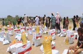 بدعم اماراتي .. فرق الهلال توزع 25 طناً مؤناً غذائية وتتفقد الحالات المرضية بمخيم العليلي في اليمن