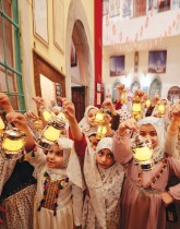 أطفال يحتفلون ببدء شهر رمضان المبارك في الموصل، العراق. رويترز 
