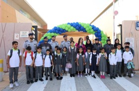 شرطة أبوظبي تستقبل طلبة المدارس بالورود في أول أيام العام الدراسي الجديد