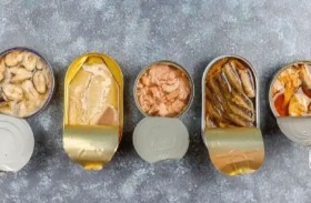 ديدان في علب سلمون منذ 42 عاماً.. اكتشاف يحتفل به العلماء لماذا؟