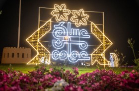 الحمرية تتلألأ بزينة العيد.. لوحات ضوئية تعانق الفرح وتزين الشوارع والدوارات