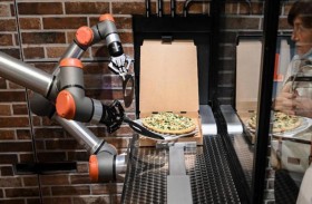 بيتزا محضرة آلياً على يد روبوت
