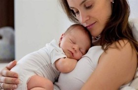 دراسة تكشف ارتباط معدلات النوم بين الأم والرضيع