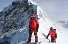 تسلق جبل إفرست قد يصبح مكلفاً أكثر على الأجانب
