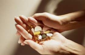 تحذير لمستخدمي المكملات الغذائية من خطأ فادح قد يضر بالصحة