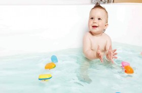 الاستحمام المتكرر يؤذي بشرة طفلك