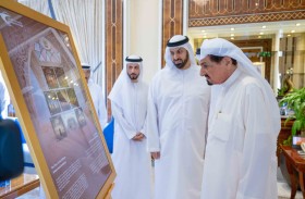 حميد النعيمي يتسلم طابعاً تذكارياً لمحمية الزوراء الطبيعية في عجمان