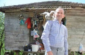 علاقة فريدة تجمع مزارعاً مع بومة