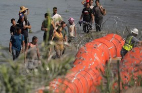 جثة عالقة بحاجز عائم في تكساس 