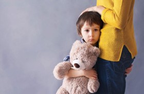 ماذا يعني إجبار طفلك على عناق الآخرين؟