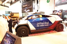 شرطة أبوظبي تعرض مركبة الدورية المستقبلية ذاتية القيادة و آلية نمر خلال آيدكس 2025