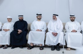 منصور بن محمد يقدّم واجب العزاء في وفاة عدنان عبدالقادر الرئيسي ونجليه