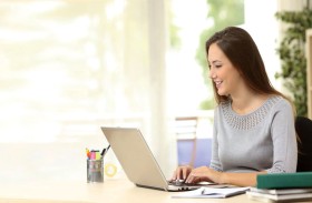 الجلوس فترات طويلة يضر بالتوازن حتى بين الشباب