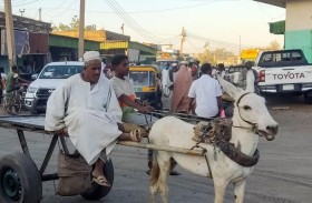 عربات تجرها الحمير لإسعاف المرضى بسبب تداعيات الحرب