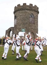 فريق ليستر موريسمن يرقص أمام أولد جون في برادجيت بارك، وسط إنجلترا احتفالا بقدوم الصيف وانتهاء الشتاء. (ا ف ب)