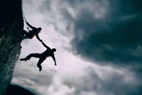 سقطت من ارتفاع 30 متراً بسبب «صورة الغروب»