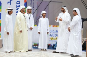 طلاب موهوبون في الشعر النبطي يزورون جناح هيئة أبوظبي للتراث في الوثبة
