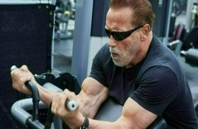 بعمر الـ76.. أرنولد يستعرض قوته الجسمانية