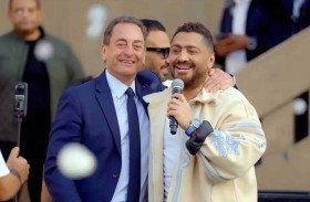 سفير فرنسا في مصر يشارك تامر حسني «الدبكة» 