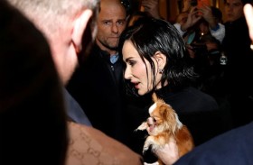 ديمي مور تفاجئ الجمهور بتخليها عن شعرها الطويل