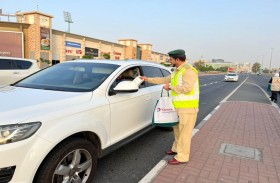 شرطة دبي توزع 7000 وجبة إفطار يوميا على مستخدمي الطريق
