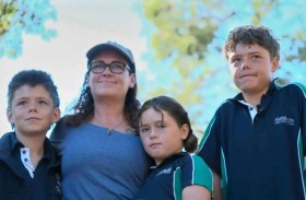 يسبح 4 ساعات في البحر لإنقاذ عائلته