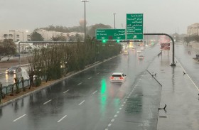 شرطة أبوظبي تدعو السائقين إلى الالتزام بإرشادات السلامة خلال الأمطار والتقلبات الجوية المتوقعة