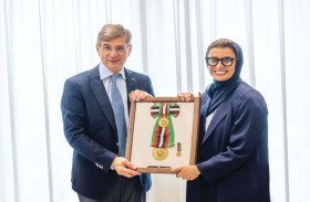 رئيس الدولة يمنح سفير الجمهورية الفرنسية وسام زايد الثاني من الدرجة الأولى