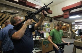 البيت الأبيض: عمليات تدقيق منعت بيع آلاف الأسلحة لشبان 