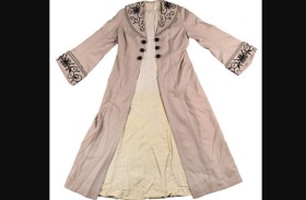 معطف بطلة تايتنيك يبحث عن مالك جديد