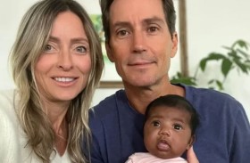 ابنة غريبة لعائلة مجهولة.. زوجان يقاضيان عيادة خصوبة بعد خطأ طبي كارثي