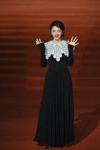 الممثلة اليابانية هيكاري ميتسوشيما لدى وصولها إلى حفل توزيع جوائز Golden Horse Film الستين في تايبيه. (ا ف ب)
