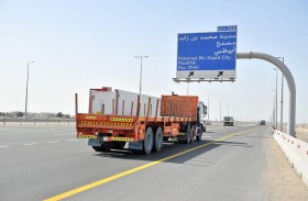 شرطة أبوظبي :تعديل أوقات منع مرور الشاحنات وحافلات نقل العمال في عيد الفطر 