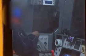 سائق مترو ينشغل بحياكة الصوف أثناء القيادة