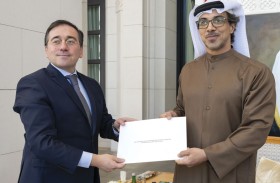 رئيس الدولة يتلقى رسالة خطية من ملك إسبانيا تسلمها منصور بن زايد